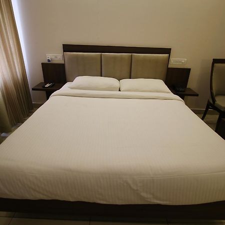 Vels Hotel 蓬蒂切里 外观 照片