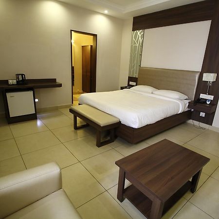 Vels Hotel 蓬蒂切里 外观 照片