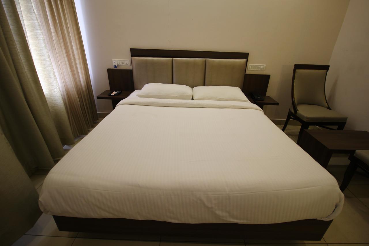 Vels Hotel 蓬蒂切里 外观 照片