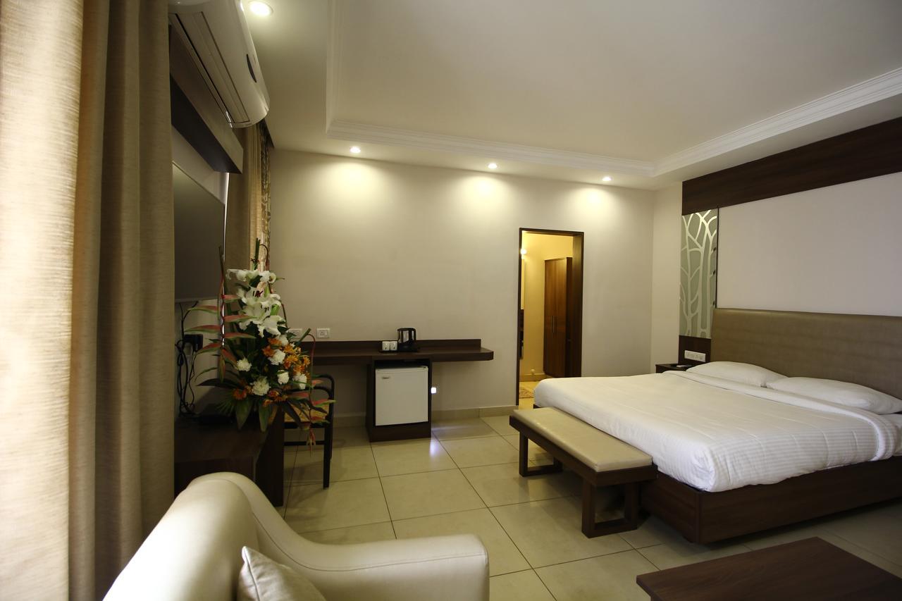 Vels Hotel 蓬蒂切里 外观 照片