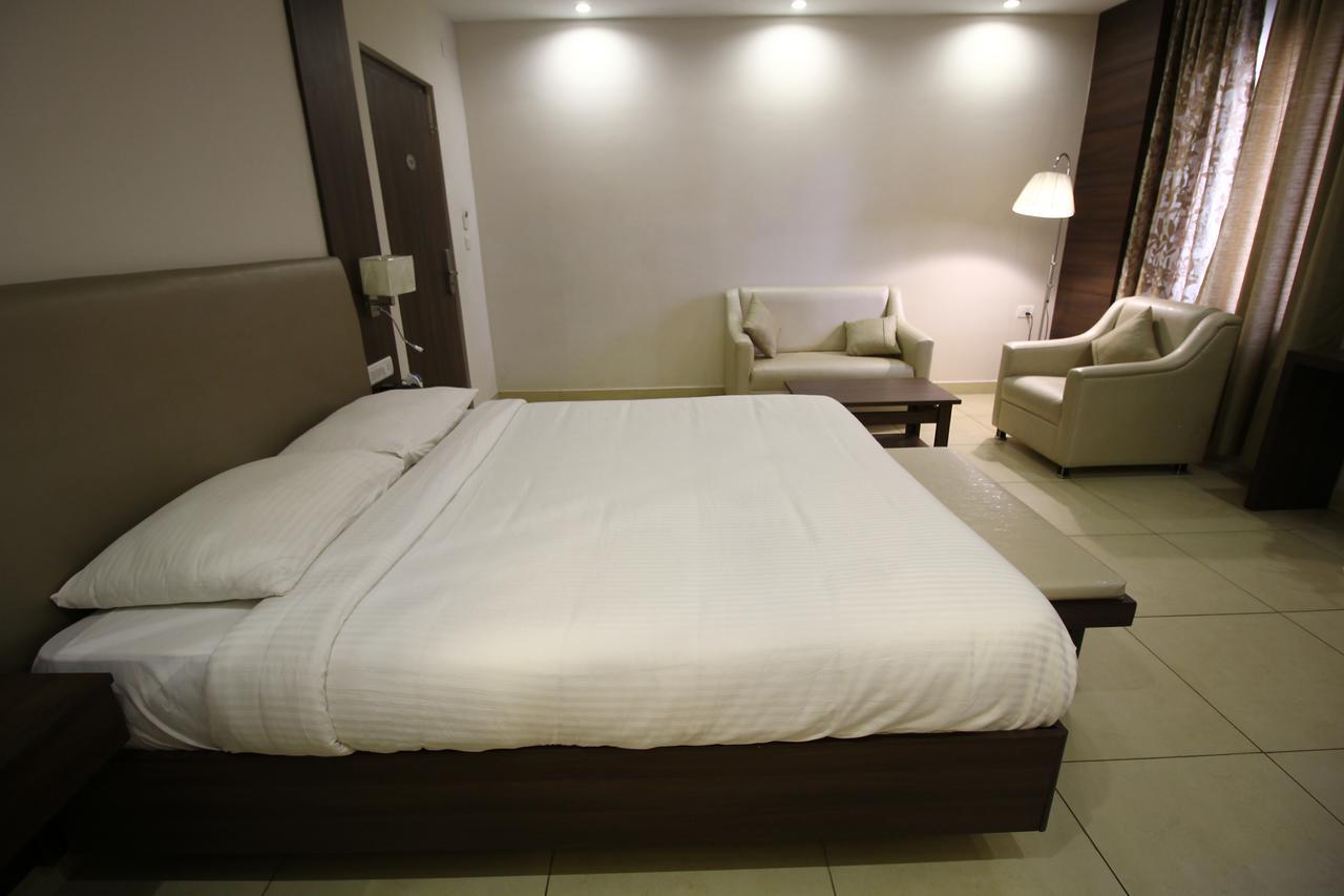 Vels Hotel 蓬蒂切里 外观 照片
