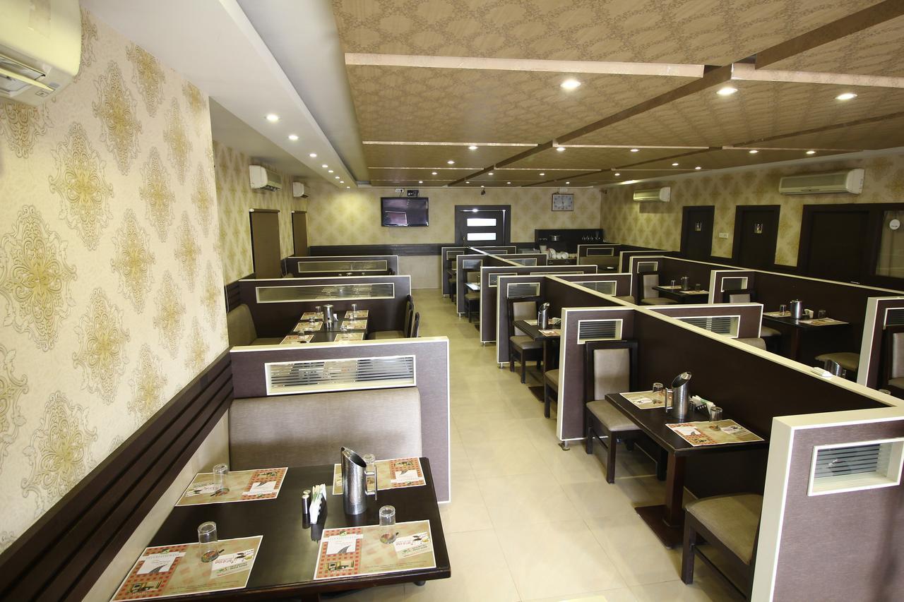 Vels Hotel 蓬蒂切里 外观 照片