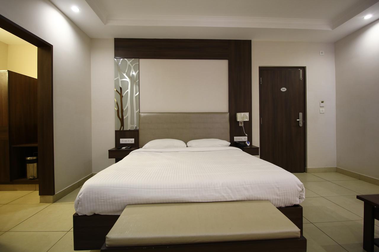Vels Hotel 蓬蒂切里 外观 照片