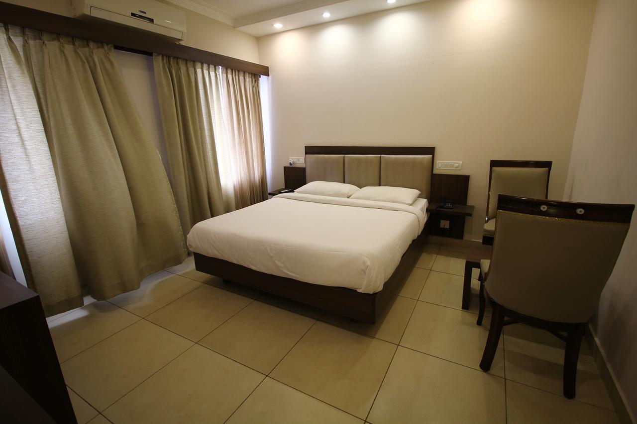 Vels Hotel 蓬蒂切里 外观 照片