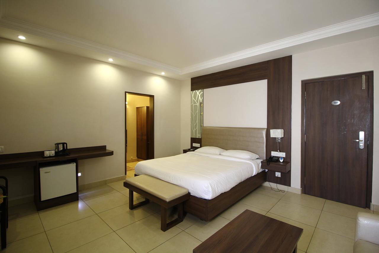 Vels Hotel 蓬蒂切里 外观 照片