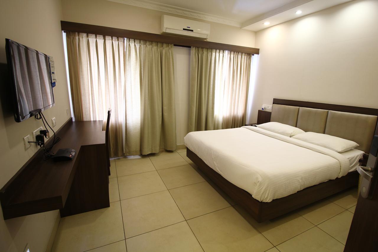 Vels Hotel 蓬蒂切里 外观 照片