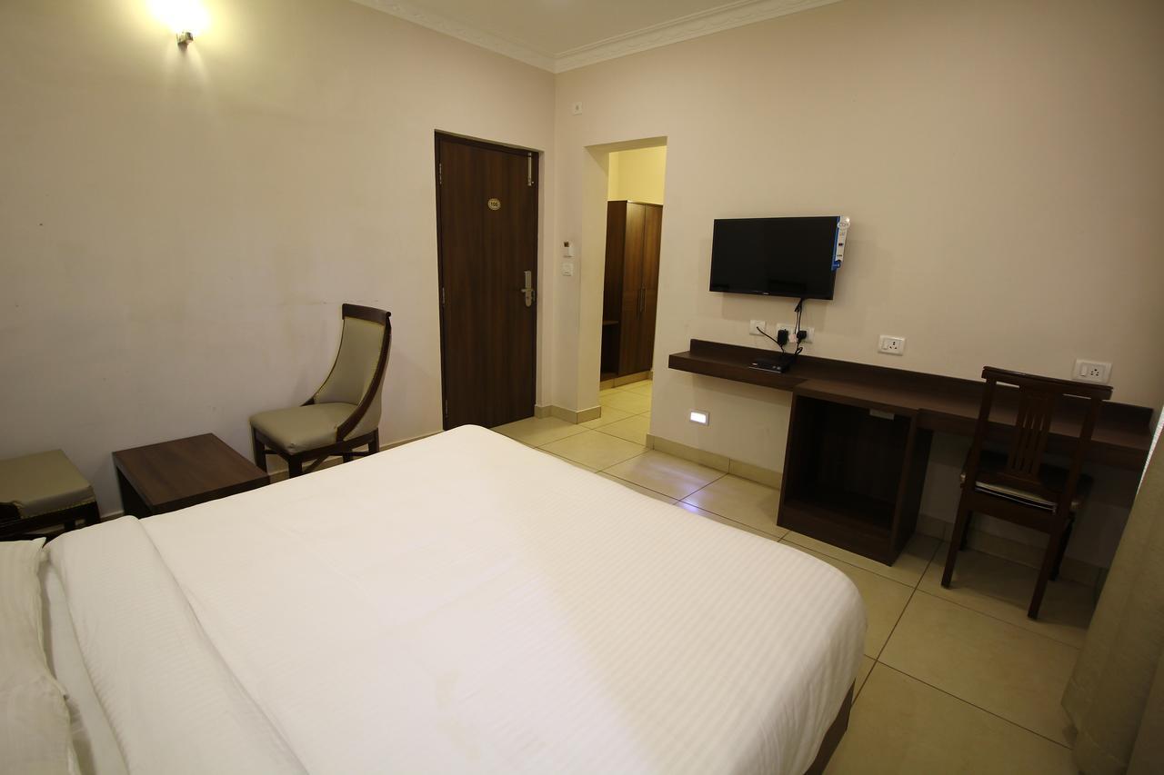 Vels Hotel 蓬蒂切里 外观 照片