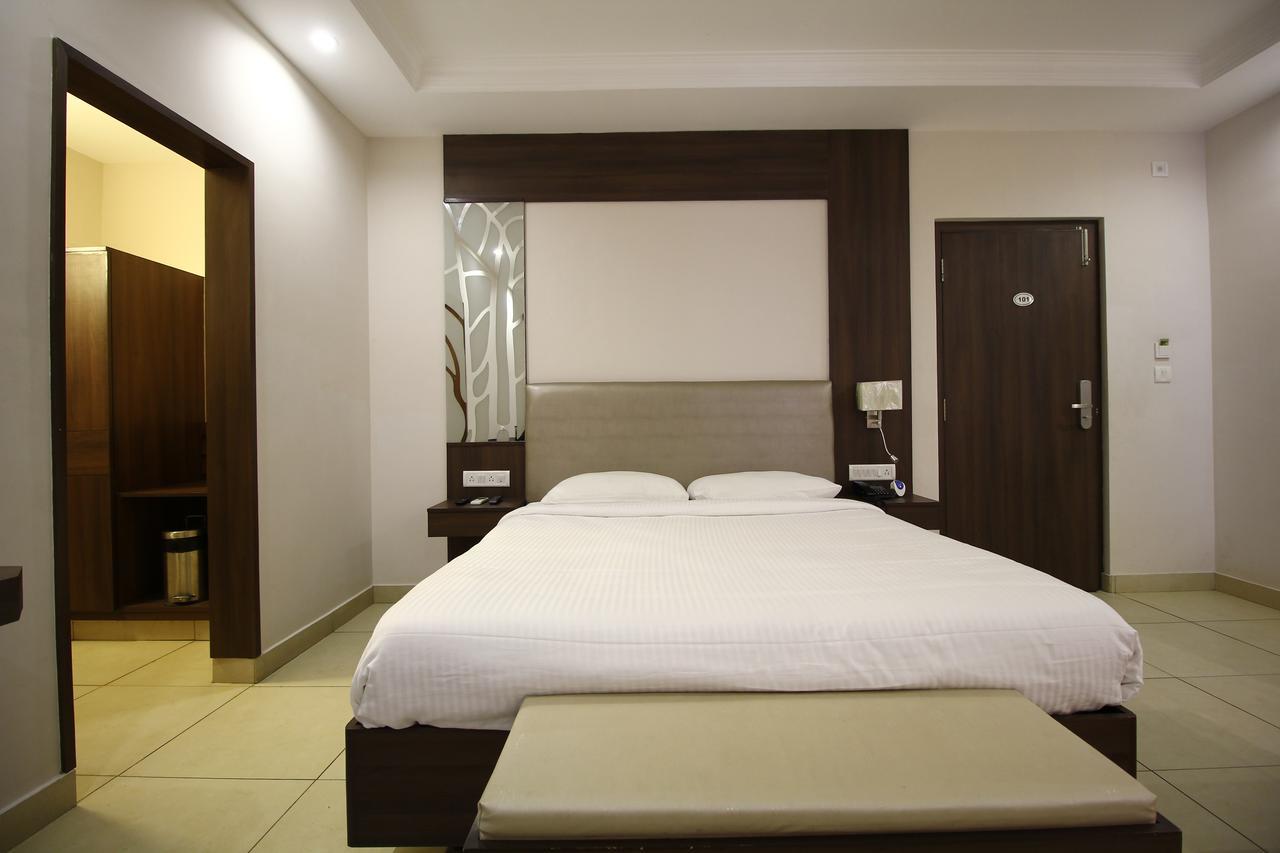 Vels Hotel 蓬蒂切里 外观 照片