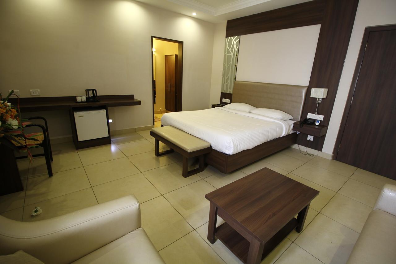 Vels Hotel 蓬蒂切里 外观 照片